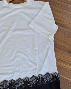 Playera Asimétrica con Encaje