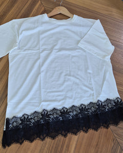 Playera Asimétrica con Encaje
