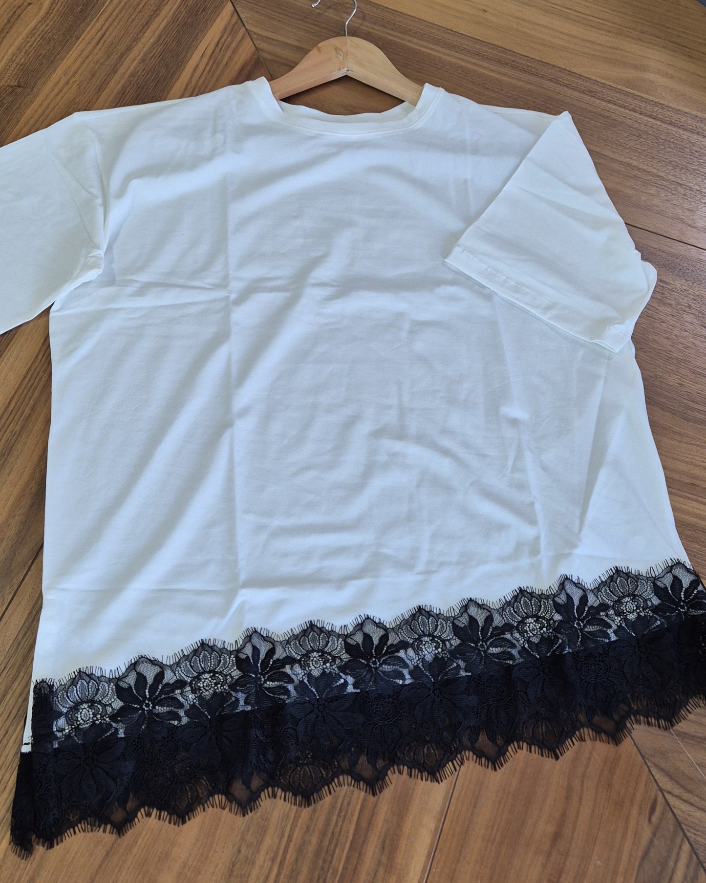 Playera Asimétrica con Encaje